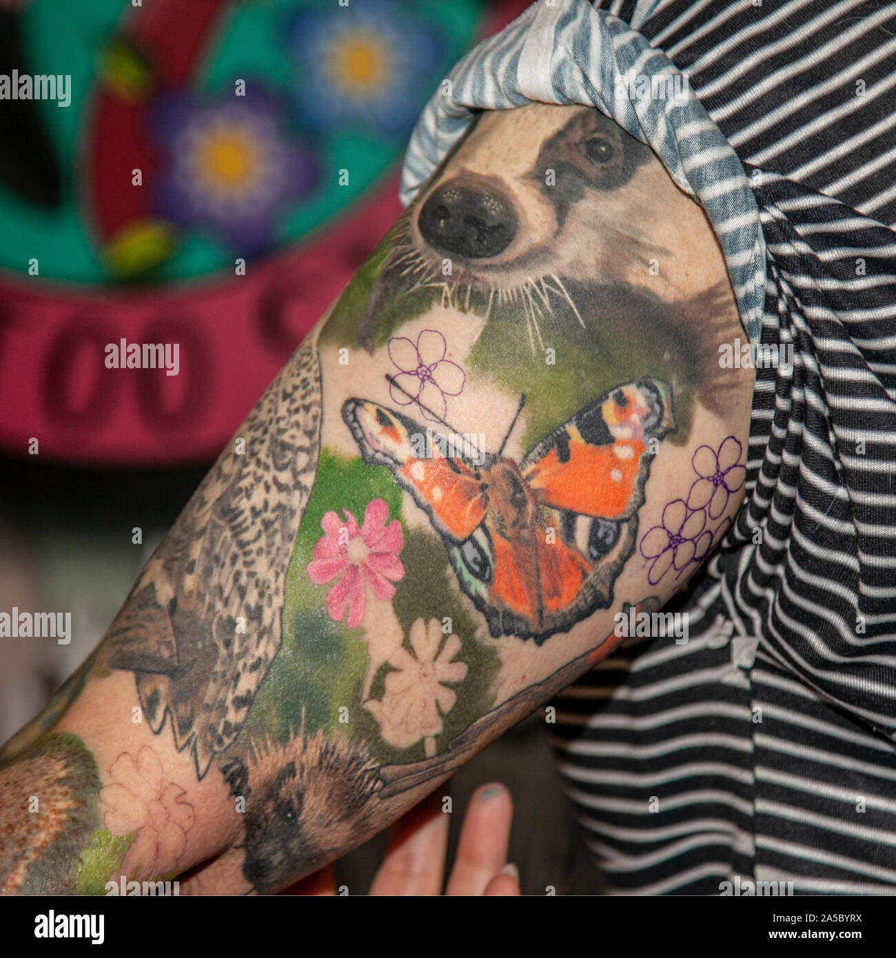 Liverpool, Merseyside, UK. 19. Oktober, 2019. Körper Tattoos im Adelphi International Tattoo-Abkommen. UK national und international Tattoo Künstler, die Inszenierung des britischen Tattoo Tattoo Auszeichnungen, Wettbewerbe. Organisiert von Liverpool tattoo studio 'Design4Life', der Liverpool Tattoo Convention gilt als ein Muss - und auch in der Industrie, zu Ehren tattoo Kultur, Lifestyle und Kunst. Credit: MediaWorldImages/AlamyLiveNews Stockfoto