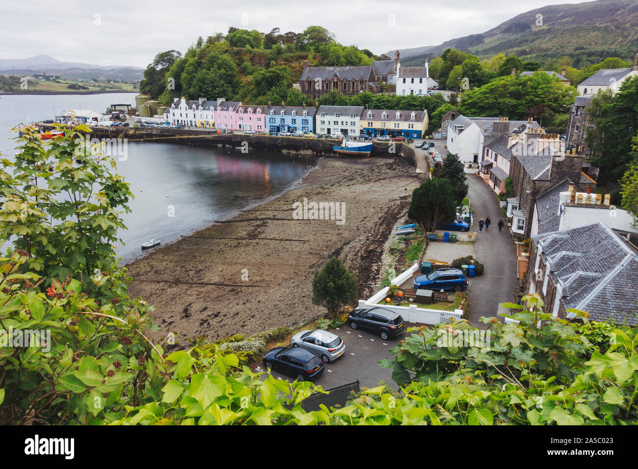 Die hellen, farbenfrohen Häuser, die in den Hafen von Portree, Großbritannien Stockfoto