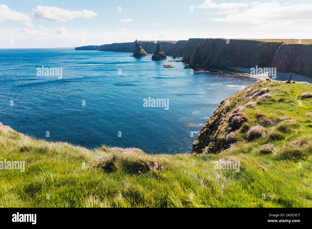 Ein Blick auf die Duncansby Stapel Felsformation, von Duncansby Head in der Nähe von John O' Groats gesehen, an einem klaren Tag ganz im Norden von Schottland, Großbritannien Stockfoto