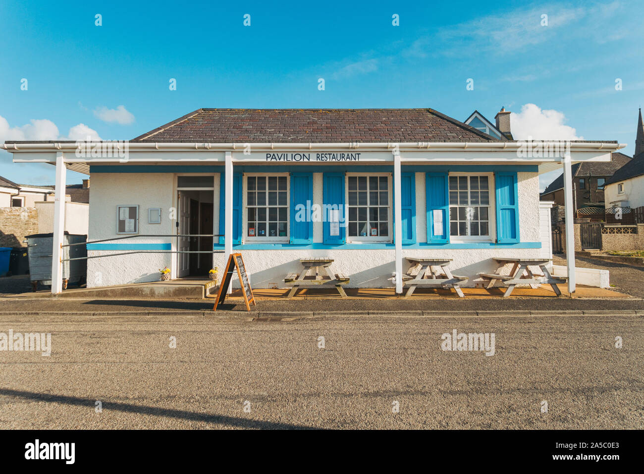 Die Vorderseite des Pavilion Restaurant, gelegen auf Pentland Crescent, neben Thurso Strand, im Norden Großbritanniens. Stockfoto