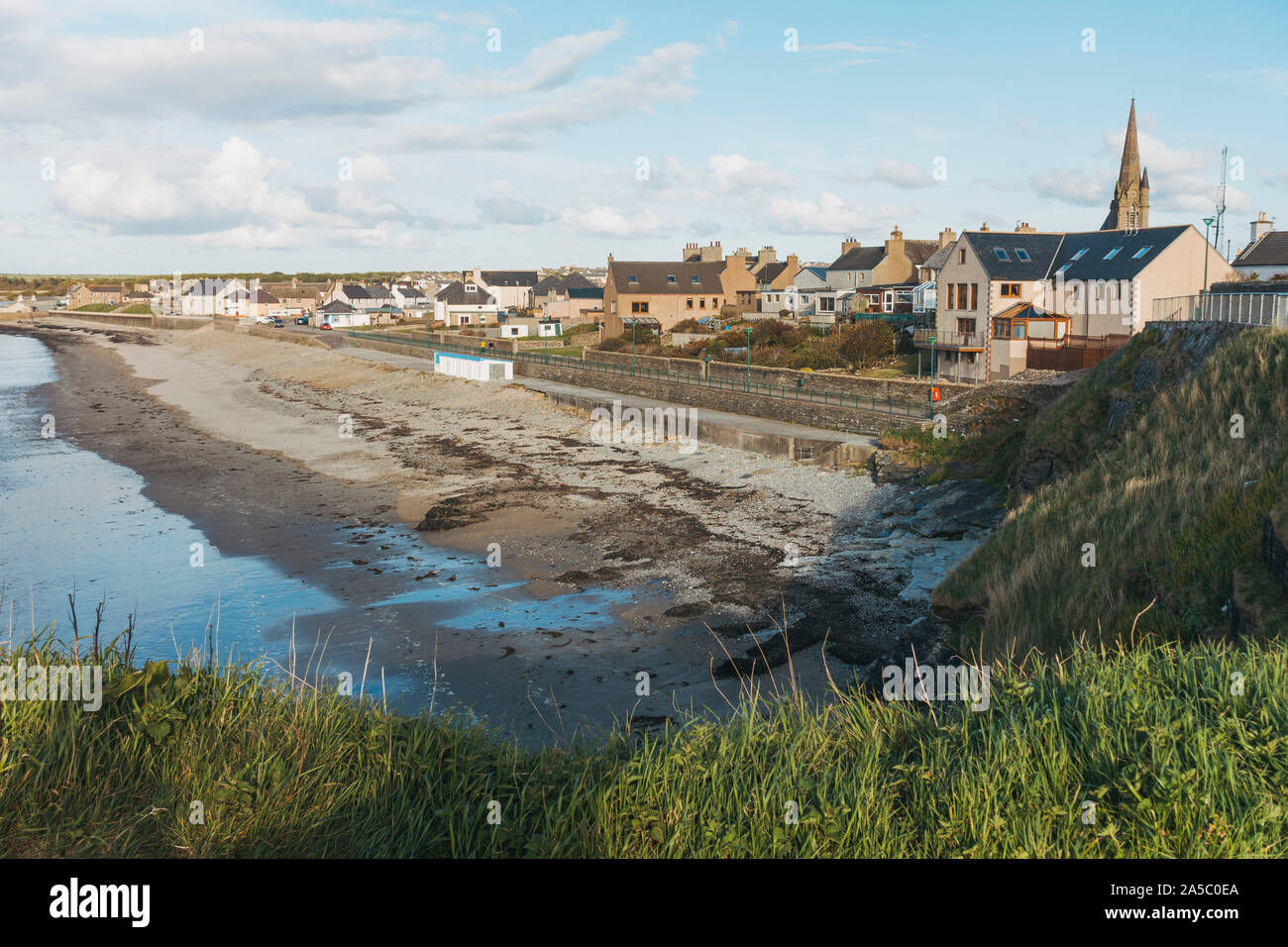 Einen schönen Blick über die friedliche Thurso Gemeinde, von der Küste gesehen. Thurso ist die nördlichste Stadt in Großbritannien. Stockfoto