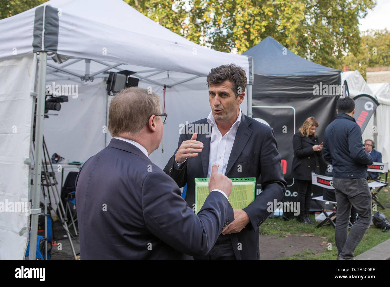 Westminster, London, Großbritannien. 19. Oktober 2019. Hunderttausende Anhänger der 'Abstimmung' konvergieren auf Westminster für eine "endgültige sagen 'neuen Premierminister Boris Johnson's Brexit beschäftigen. Mark Francois MP, Stellvertretender Vorsitzender der European Research Group (ERG) spricht mit Media Reporter in College Green als MPs Debatte im Unterhaus die kürzlich neu verhandelt Brexit beschäftigen. Stockfoto