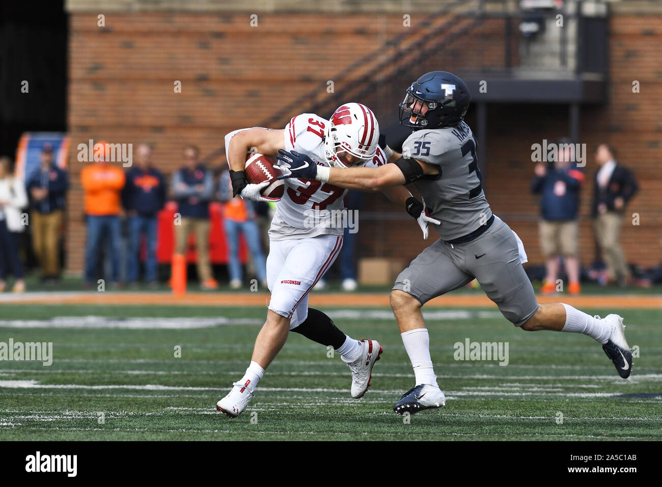 Champaign, Illinois, USA. Okt, 2019 19. Wisconsin Dachse laufen zurück Garrett Groshek (37), die in Aktion während der NCAA grosse Konferenz 10 Fußballspiel zwischen den Illinois vs Wisconsin am Memorial Stadium in Champaign, Illinois. Dean Reid/CSM/Alamy leben Nachrichten Stockfoto