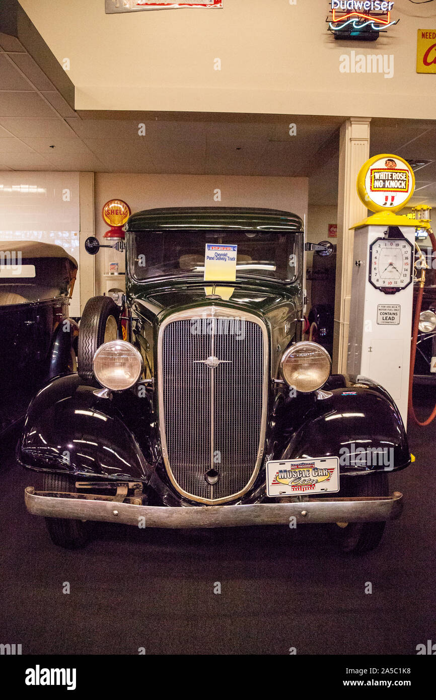 Punta Gorda, Florida, USA - Oktober 13, 2019: Schwarz 1936 Chevrolet Panel Delivery Truck in das Muscle Car City Museum angezeigt. Redaktionelle Verwendung Stockfoto