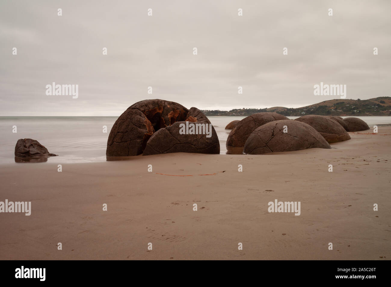 Berühmte Moeraki Boulders an Koekohe Strand. Sie sind kugelförmig und durch Erosion. Eine Menge von Touristen kommen und die Steine während des ganzen Jahres besuchen. Stockfoto