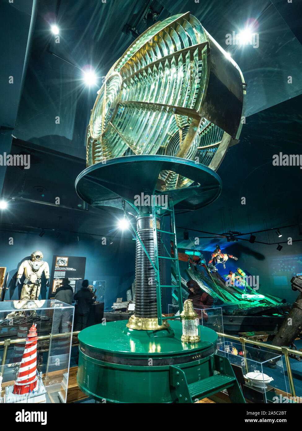 Zweiter Ordnung weißem Shoal Fresnel Leuchtturm Lampe, Great Lakes Shipwreck Museum, Paradise, Michigan. Stockfoto