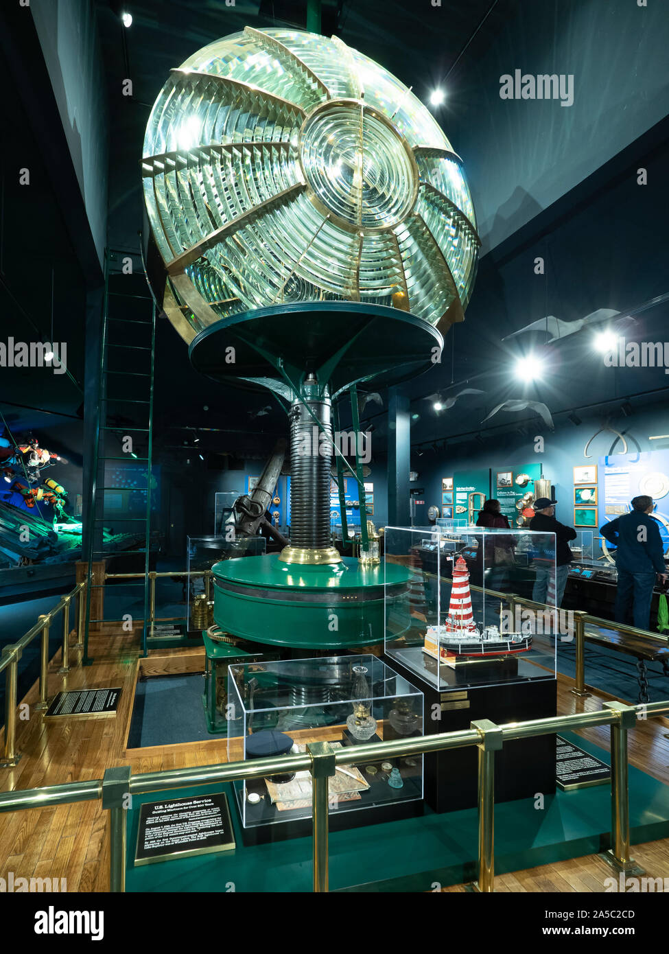 Zweiter Ordnung weißem Shoal Fresnel Leuchtturm Lampe, Great Lakes Shipwreck Museum, Paradise, Michigan. Stockfoto