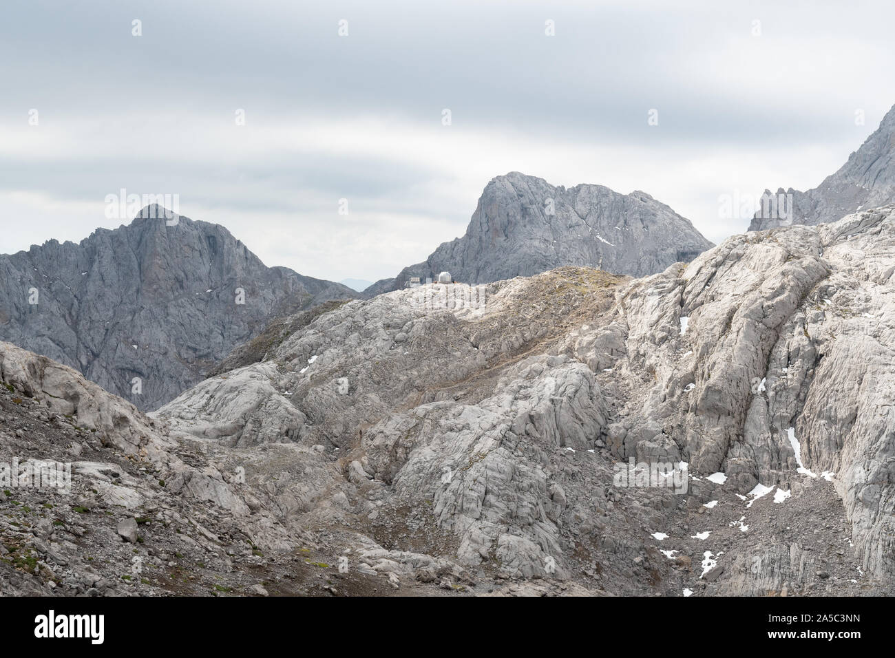 Veronica Hütte Berghütte in den Ausläufern des Schatzmeisters Peak als von Rot Horcados gesehen, Picos de Europa Nationalpark, Kantabrien, Spanien Europa Stockfoto