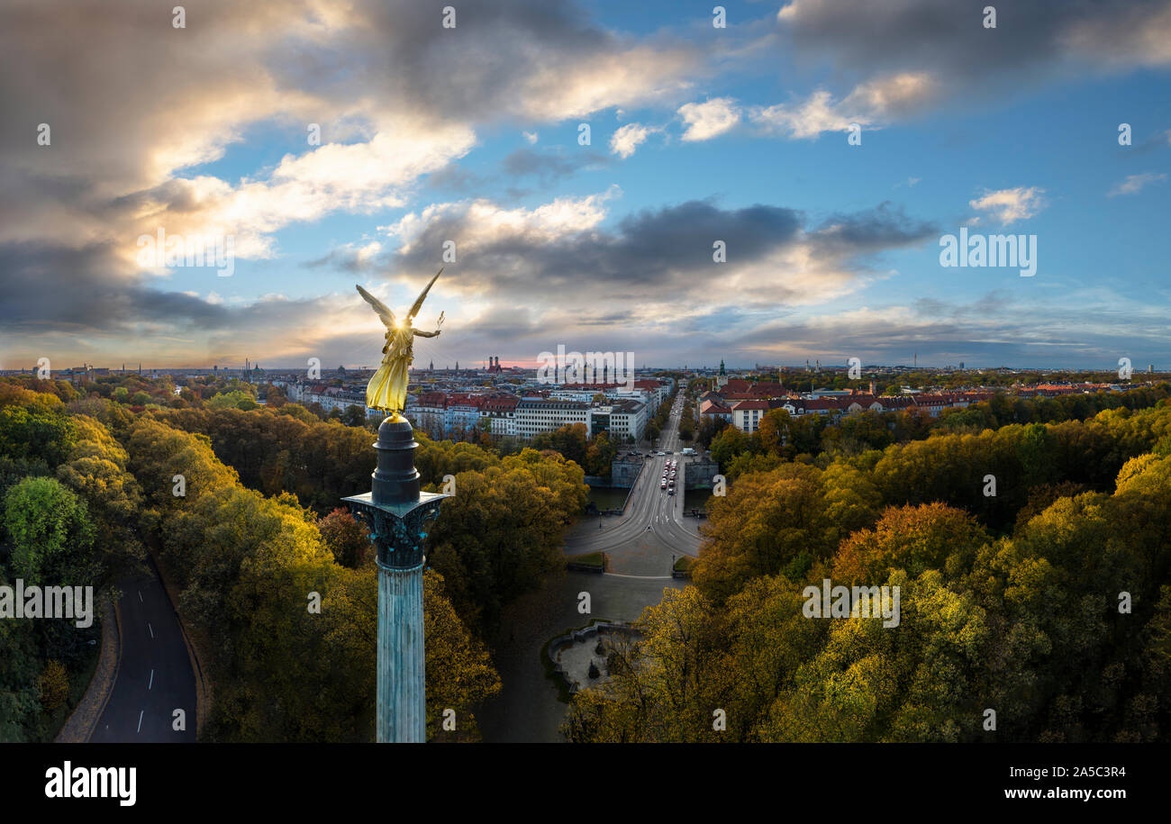 Sturm kommt - Herbst Blick über München, Deutschland, mit Engel des Friedens in den Vordergrund Stockfoto