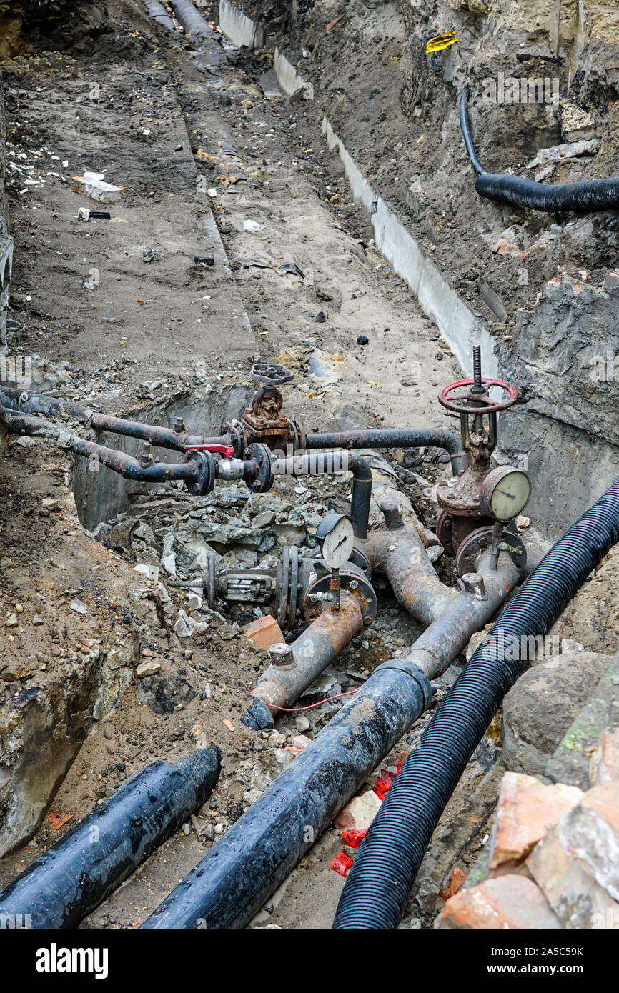 Fußbodenheizung Rohre Austausch auf der Stadt. Stockfoto