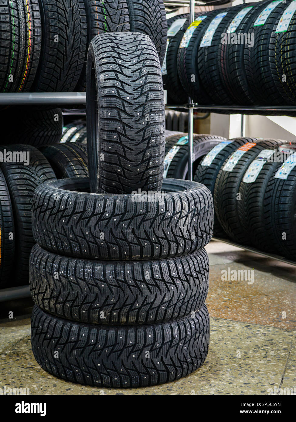 Neue Winterreifen mit Spikes bei Reifen shop Stockfoto