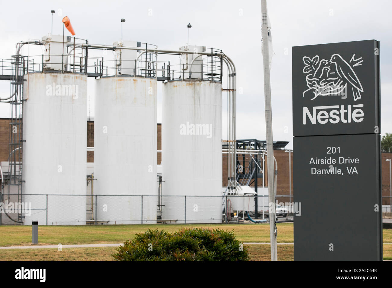 Ein logo Zeichen außerhalb einer Einrichtung, die von Nestle in von Danville, Virginia, besetzten am 15. September 2019. Stockfoto