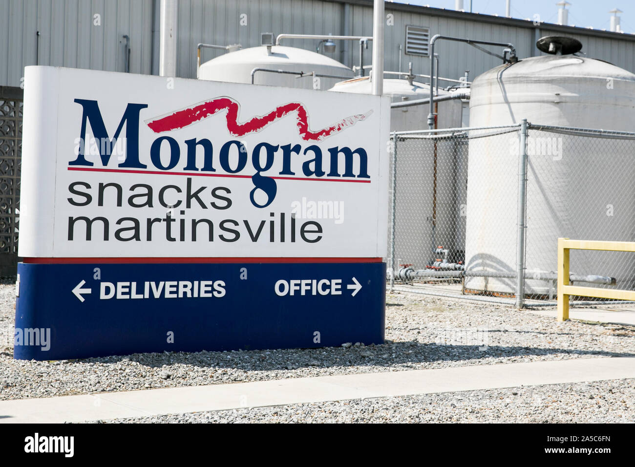 Ein logo Zeichen außerhalb einer Anlage durch Monogramm Snacks, eine Abteilung von Monogramm Lebensmittel in Martinsville, Virginia am 15 September, 2019 besetzt. Stockfoto