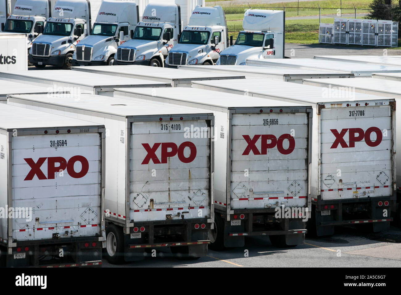 XPO Logistik semi-trailer Trucks und Trailer zu einem Fracht- Werk in Roanoke, Virginia am 15. September 2019. Stockfoto