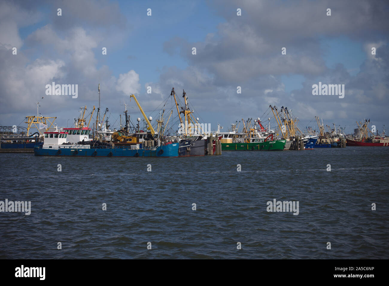 Trawler im Hafen. Niederlande Stockfoto