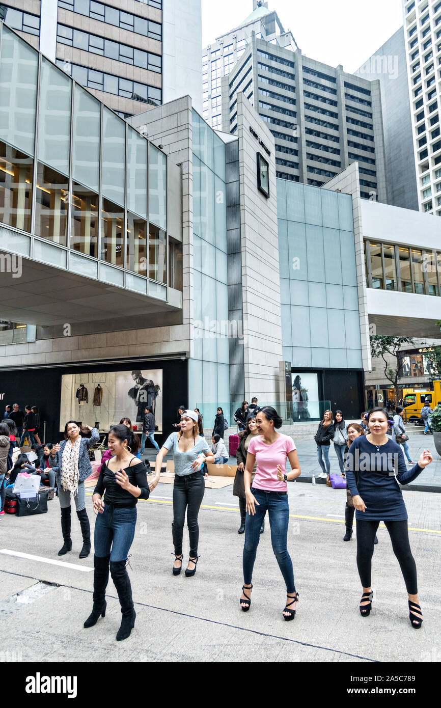 Philippinische Hausangestellte sammeln am Tag und eine improvisierte Line Dance in Central District, Hongkong halten. Etwa 130.000 philippinische Hausangestellte arbeiten in Hongkong und haben alle Sonntage aus. Stockfoto