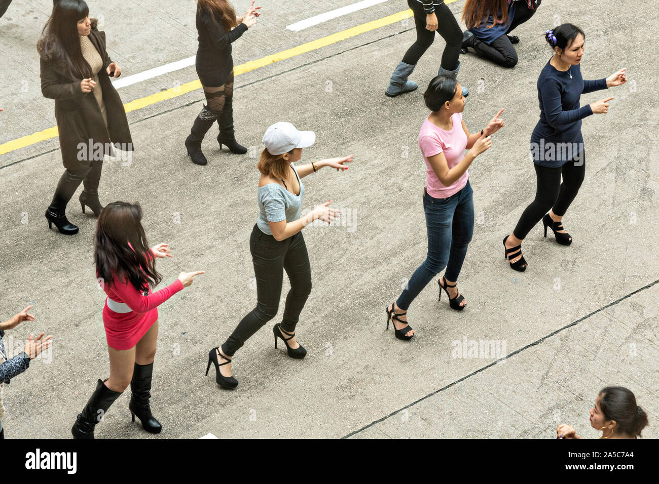 Philippinische Hausangestellte sammeln am Tag und eine improvisierte Line Dance in Central District, Hongkong halten. Etwa 130.000 philippinische Hausangestellte arbeiten in Hongkong und haben alle Sonntage aus. Stockfoto