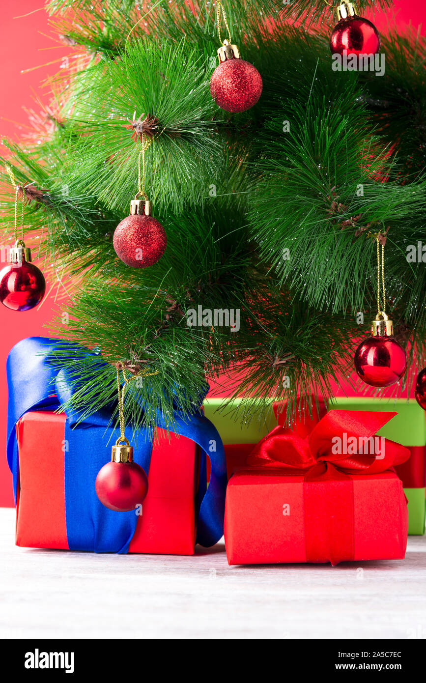 Viele Weihnachten Geschenke unter Tannen close up holiday Zusammensetzung Stockfoto
