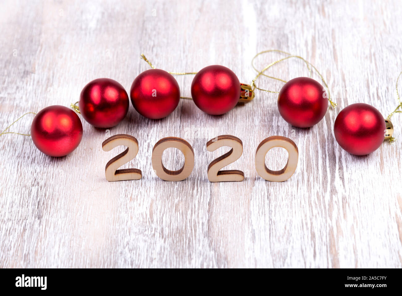 Auf einem hellen Hintergrund die Zahlen 2020, Symbol für das Neue Jahr und rote Kugeln Stockfoto
