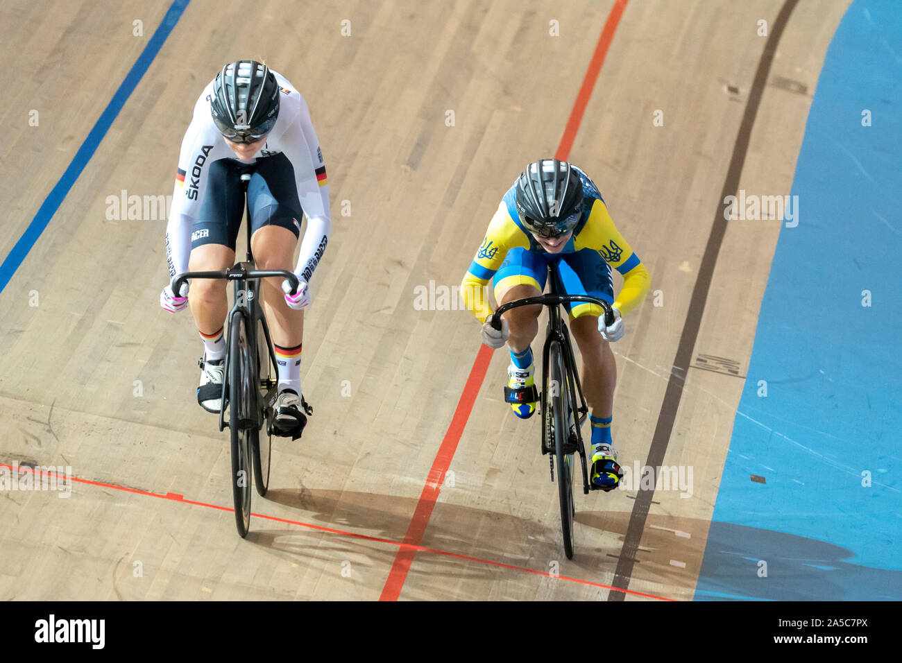 Lea Sophie Friedrich GER und Olena Starikova UKR während der uec Titel Radfahren Europäische Meisterschaft am Oktober, 18 2019 in Apeldoorn, Niederlande. (Foto von SCS/Sander Chamid) Stockfoto