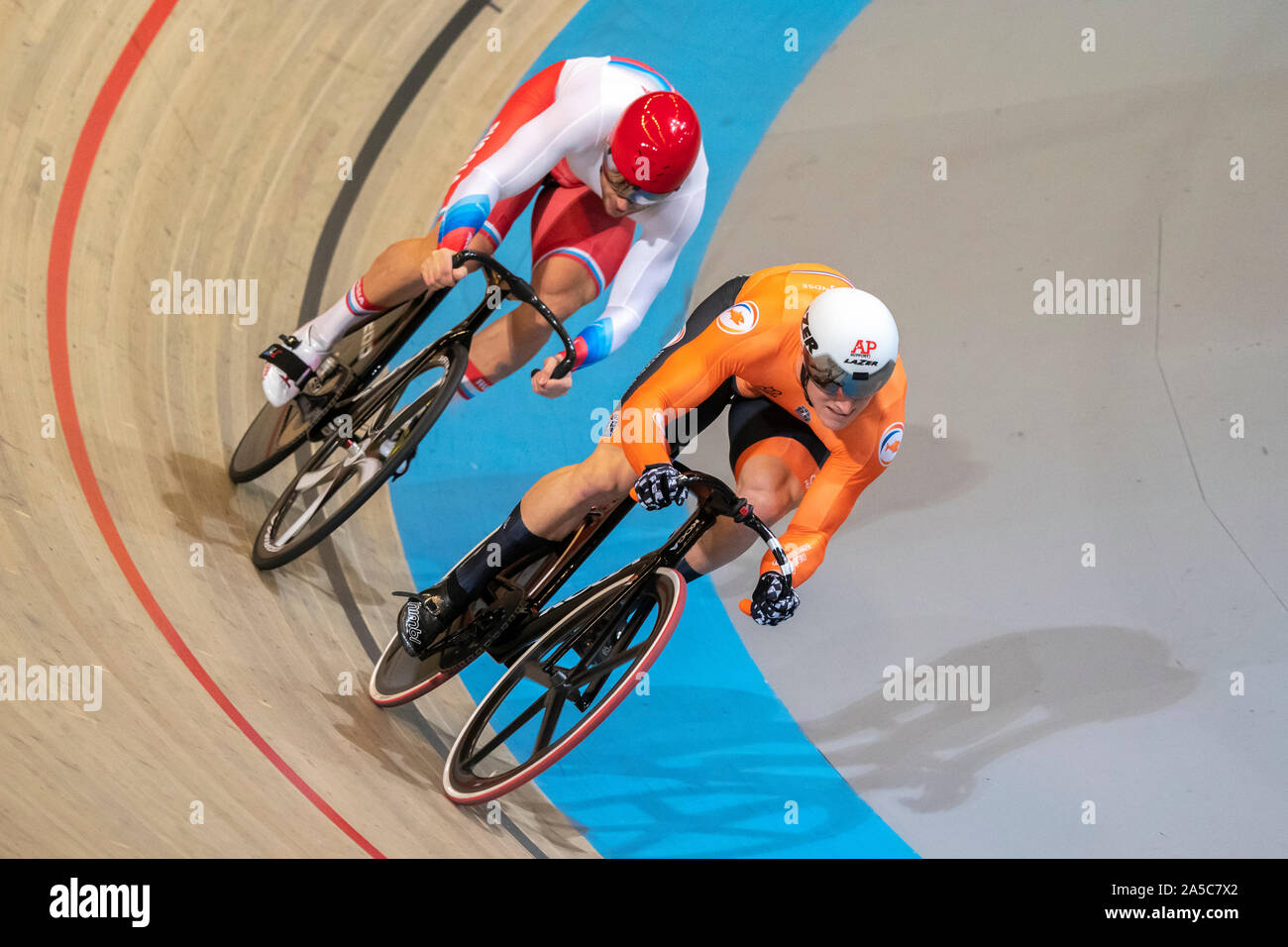 Jeffrey Hoogland NED beats Denis Dmitriev RUS beim UEC Titel Radfahren Europäische Meisterschaft am Oktober, 16 2019 in Apeldoorn, Niederlande. (Foto von SCS/Sander Chamid Stockfoto