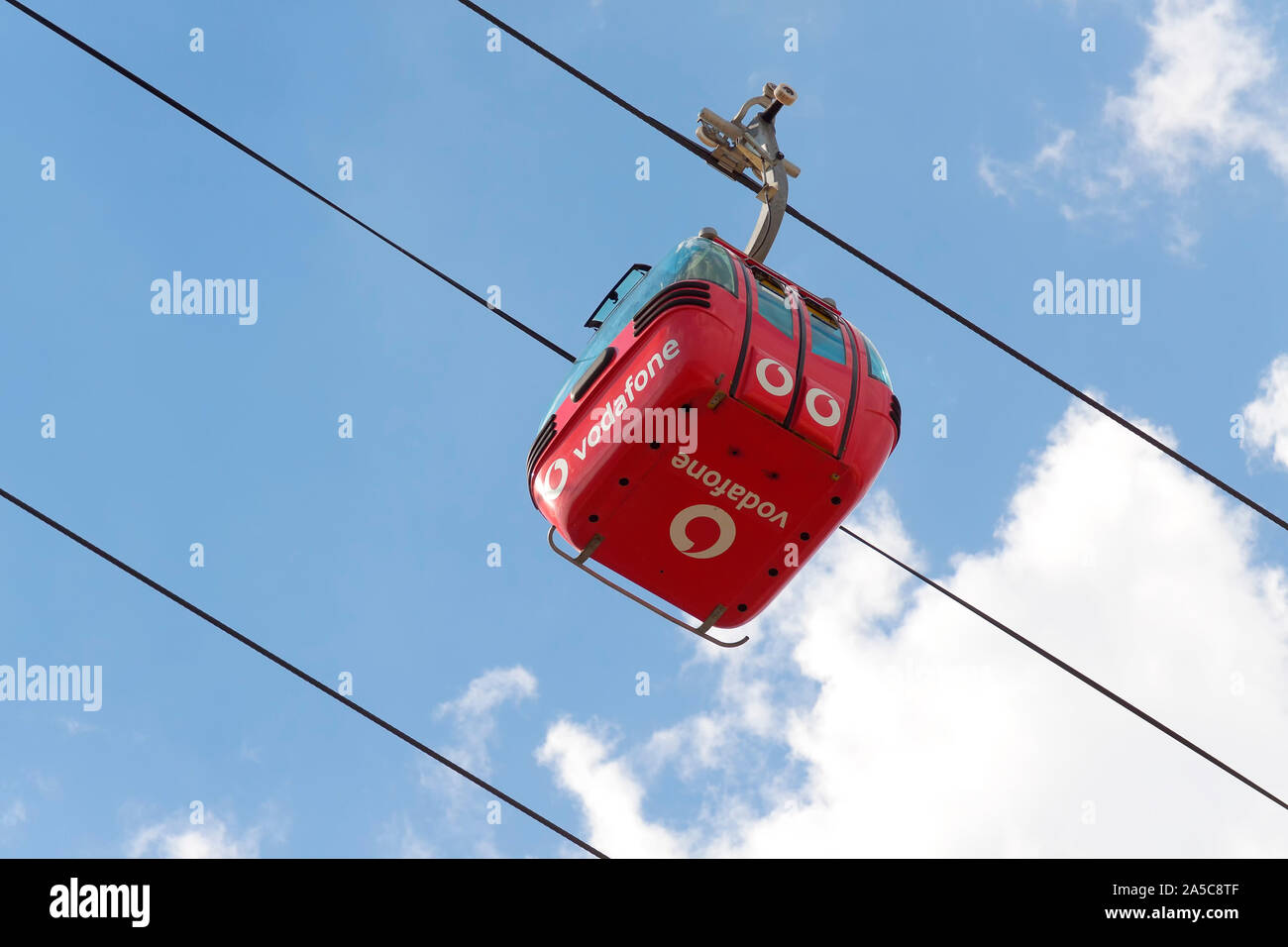 Vodafone Werbung auf der Kabine einer Seilbahn in Rumänien Mamaia Beach Stockfoto
