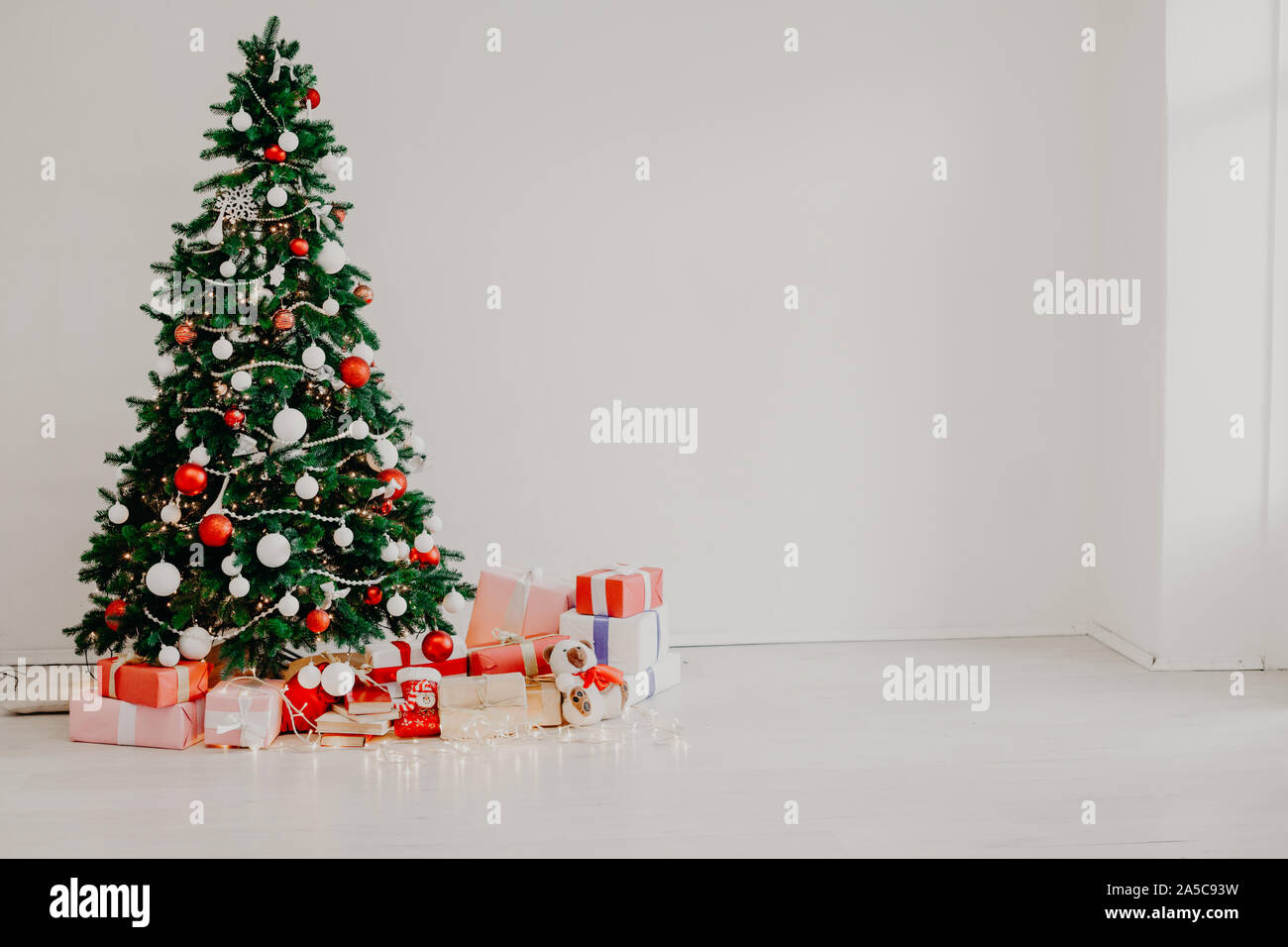Weihnachten Deko Girlande mit Lichtern Geschenke Spielzeug Schneeflocken Stockfoto