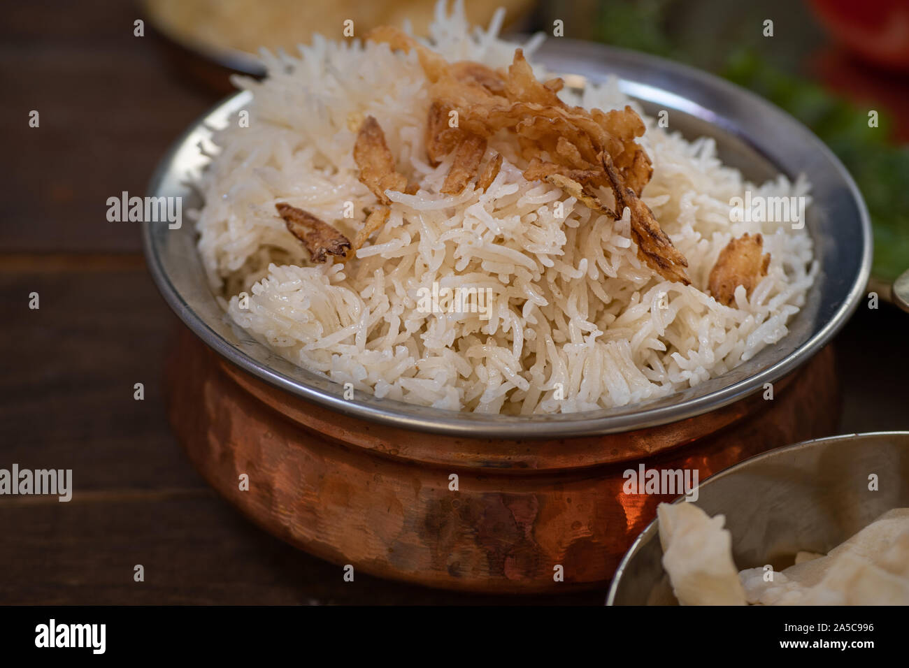 Vegetarische Indische basmathi gebratener Reis mit Ghee, mit knusprigen Zwiebeln abgerundet Stockfoto