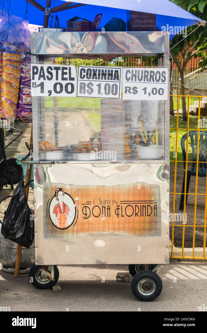 Straße Warenkorb Verkauf typisch brasilianische Snacks wie 'Pastell' und 'Coxinha' für 1 real im historischen Zentrum von igarassu - Pernambuco, Brasilien Stockfoto