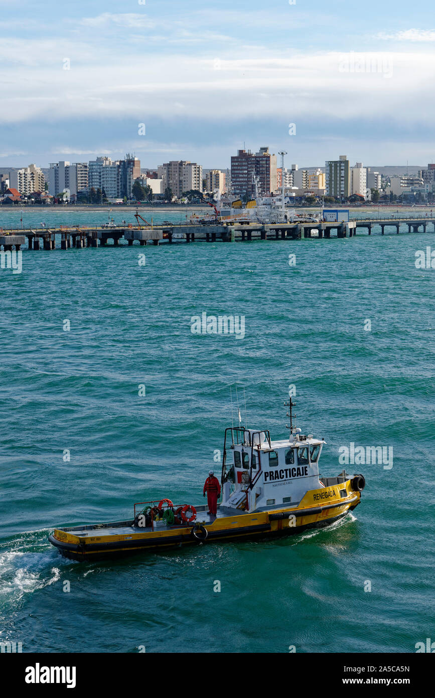 Blick auf die Bucht von Puerto Madryn mit einem Pilotprojekt Boot vor, Chubut, Patagona, Argentinien Stockfoto
