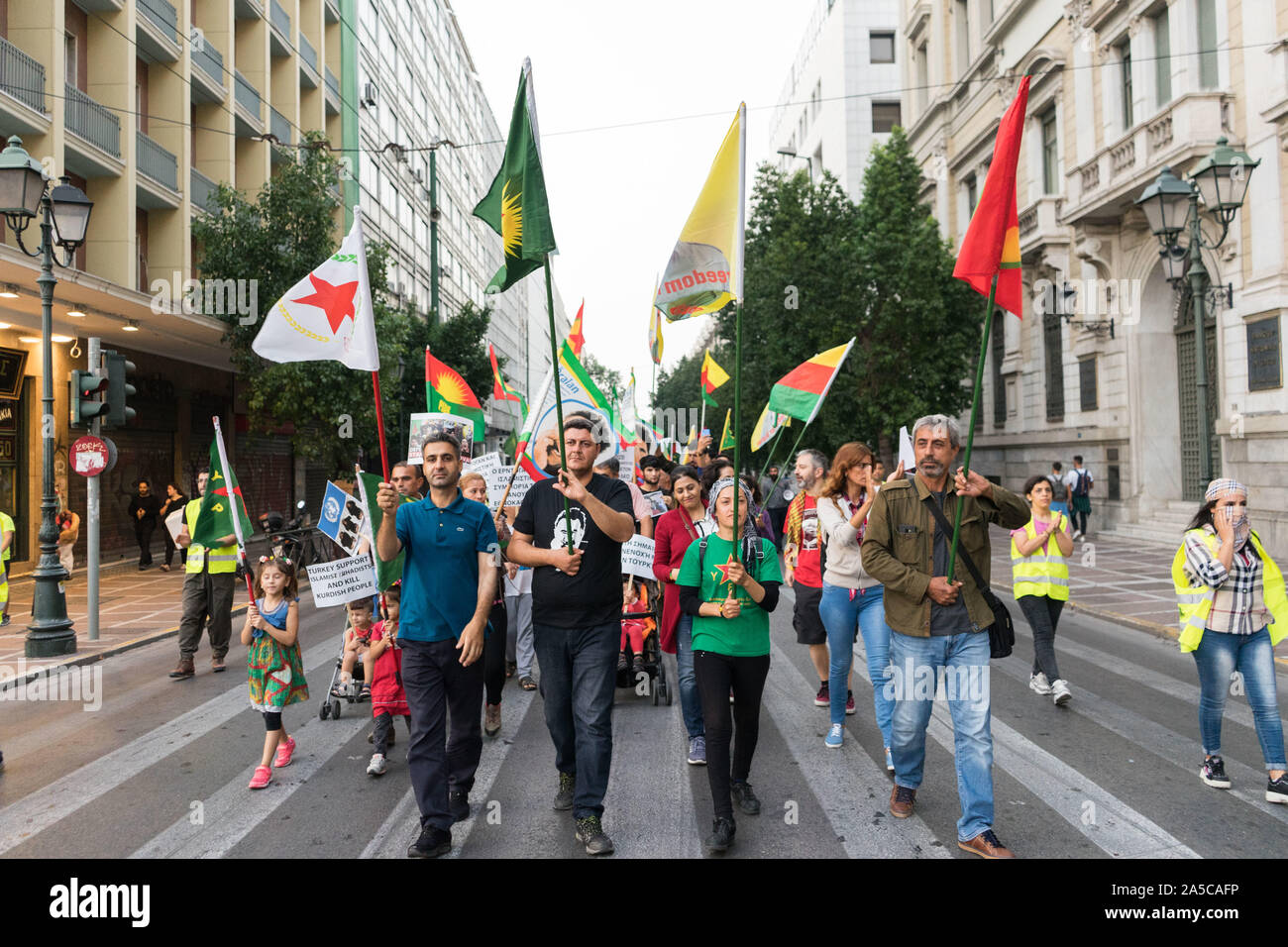 Die Demonstranten halten Fahnen von Kurdistan während der Demonstration. Protest an die Türkische Botschaft, gegen den türkischen militärischen Invasion im Norden und Osten Syrien, Rojava, von Kurden und Solidaritätsgruppen in Athen, Griechenland. Stockfoto