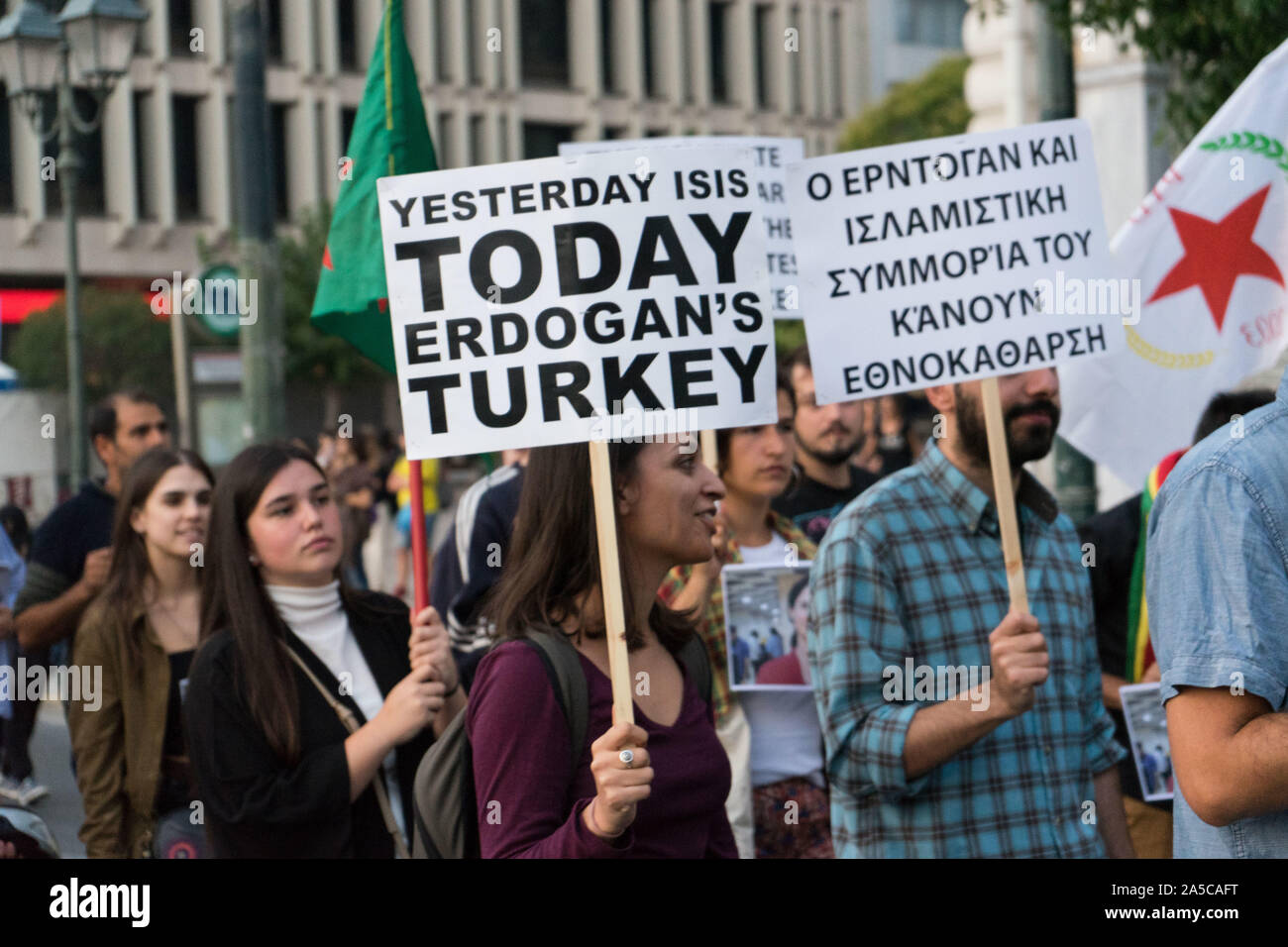 Die Demonstranten halten Plakate gegen die militärische Invasion der Türkei in Syrien während der Demonstration. Protest an die Türkische Botschaft, gegen den türkischen militärischen Invasion im Norden und Osten Syrien, Rojava, von Kurden und Solidaritätsgruppen in Athen, Griechenland. Stockfoto