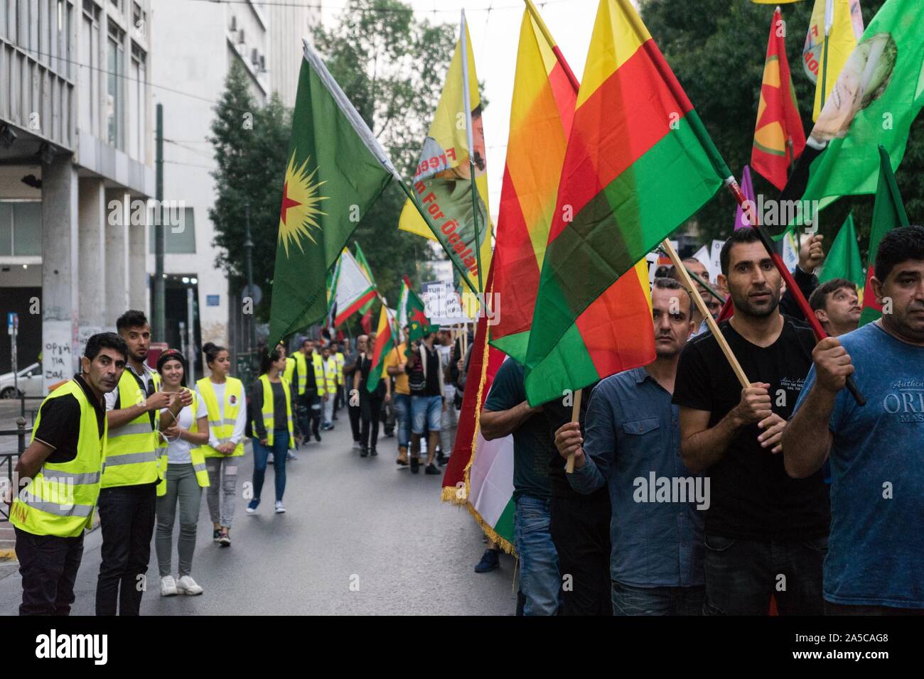 Die Demonstranten halten Fahnen von Kurdistan während der Demonstration. Protest an die Türkische Botschaft, gegen den türkischen militärischen Invasion im Norden und Osten Syrien, Rojava, von Kurden und Solidaritätsgruppen in Athen, Griechenland. Stockfoto