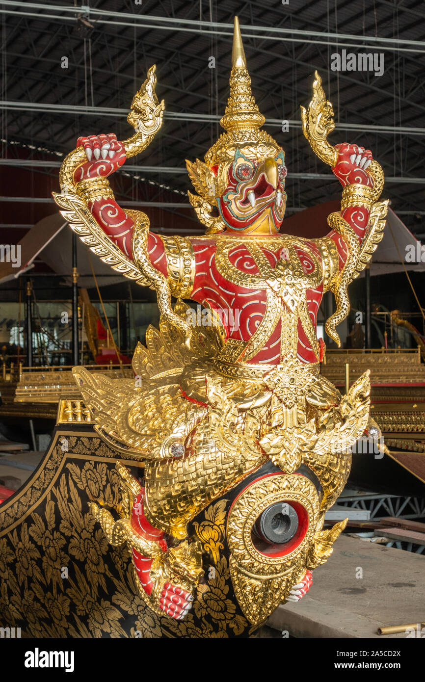 Die Stadt Bangkok, Thailand - 17. März 2019: Royal Barge National Museum. Off Center Blick auf rot und golden Scary Monsters mit Khmer Krone als Galionsfigur o Stockfoto