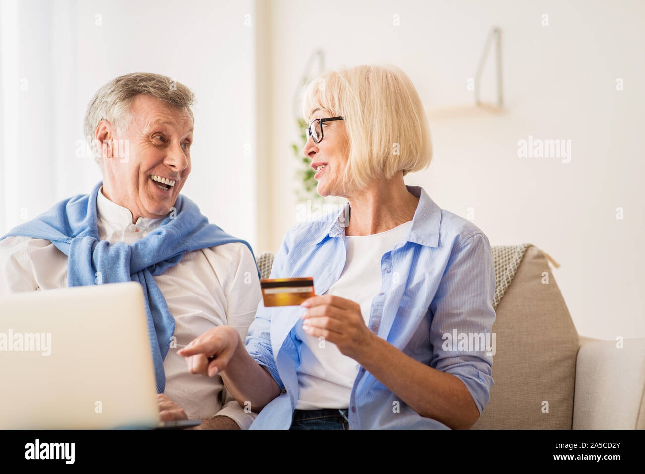 Online Shopping. Ältere Paare Einkaufen im Internet Stockfoto