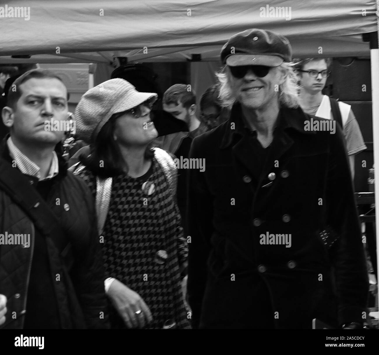 Anhänger der Volksabstimmung Converged in Westminster, nachdem sie durch die Londoner Innenstadt marschieren Aufruf für eine endgültige auf einen neuen Deal sagen. Als MPs ein Schlag gegen die Uhr new deal großer Jubel im Parlament Platz von der Demonstranten zu hören. Bis zu eine Million Menschen im März besucht. MP's waren gehechelt, durch Demonstranten, wie sie Westminster links. Demonstranten aus ganz Großbritannien gereist, um den Protest zu besuchen. Schatzkanzler John Mc Donnell und Liberaldemokraten Jo Swinson waren unter den Politikern die Rallye neben Berühmtheiten zu Adresse ... Stockfoto