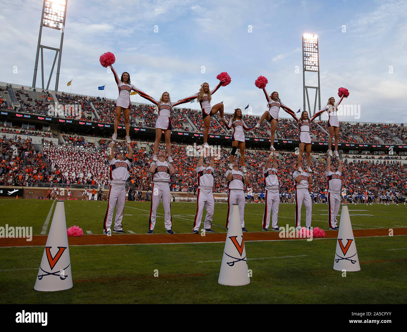 Charlottesville, Virginia, USA. Okt, 2019 19. Virginia Cheerleadern während NCAA Football Spiel zwischen der Universität von Virginia Kavaliere und die Duke Blue Devils am Scott Stadium in Charlottesville, Virginia. Justin Cooper/CSM/Alamy leben Nachrichten Stockfoto