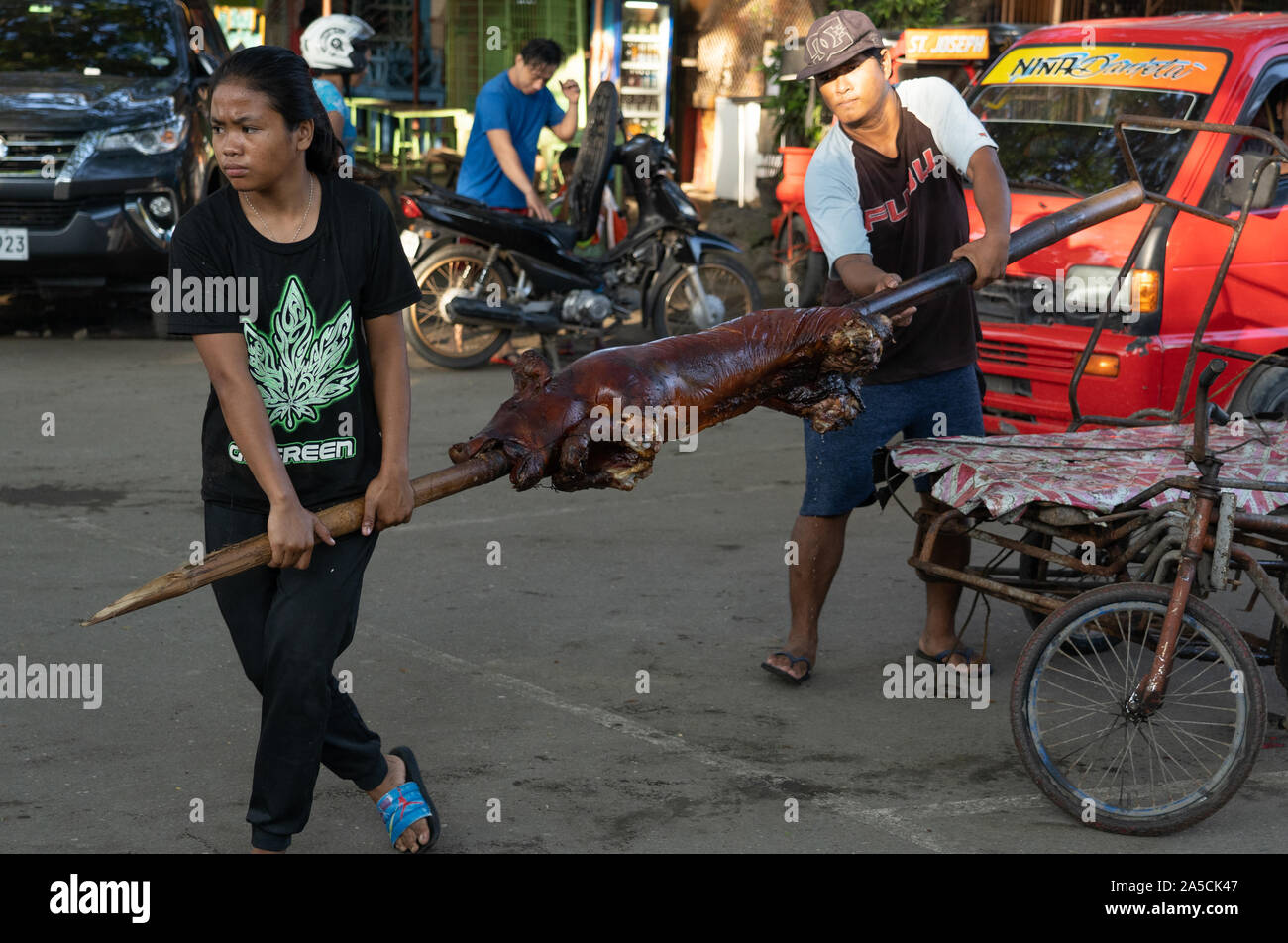 Gebratenes Schwein zu einem Straßenhändler in talisay City, Cebu. Als "Lechon Baboy" in den Philippinen bekannt geliefert werden Spieß, war einst gefeierten als "den besten Schweine je" von Starkoch, leider inzwischen verstorbenen, Anthony Bourdain. Als das Nationalgericht der Philippinen "Lechon baboy' ist einer der festen Favoriten mit Filipinos während des ganzen Jahres, besonders aber bei besonderen Veranstaltungen wie Geburtstage, Feste und Weihnachten, wo buchstäblich Hunderte von Tausenden von Schweinen geröstet werden. Der Provinz Cebu ist als das beste Lechon in den Philippinen. Händler der Gattungen haben ihre eigenen eng bewacht Stockfoto