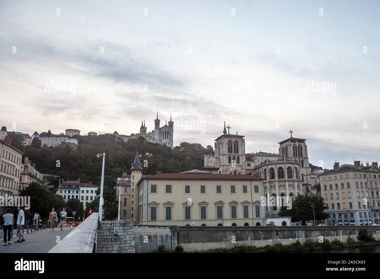 LYON, Frankreich - 17. JULI 2019: Basilique Notre Dame De Fourviere Basilica Kirche und die Kathedrale Saint Jean Baptiste in Lyon, Frankreich, umgeben von hist Stockfoto LYON, Frankreich - 17. JULI 2019: Basilique Notre Dame De Fourviere Basilica Kirche und die Kathedrale Saint Jean Baptiste in Lyon, Frankreich, umgeben von hist Stockfoto