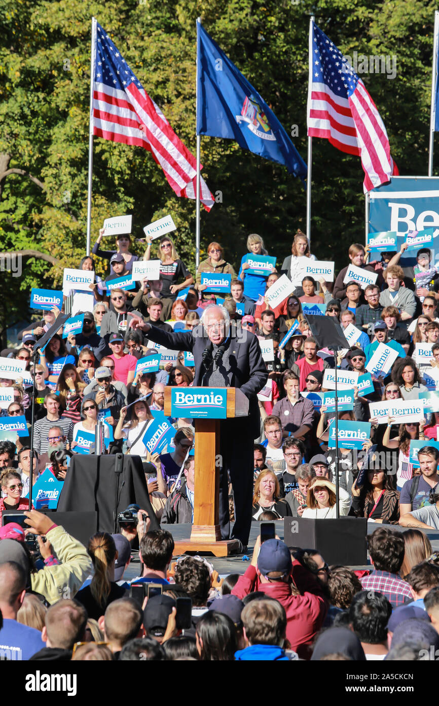 Queensbridge Park, Queens, New York, USA - Oktober 19, 2019: riesige politische Kundgebung "Bernie ist Zurück'. Bernie Sanders spricht mit Anhänger. Stockfoto