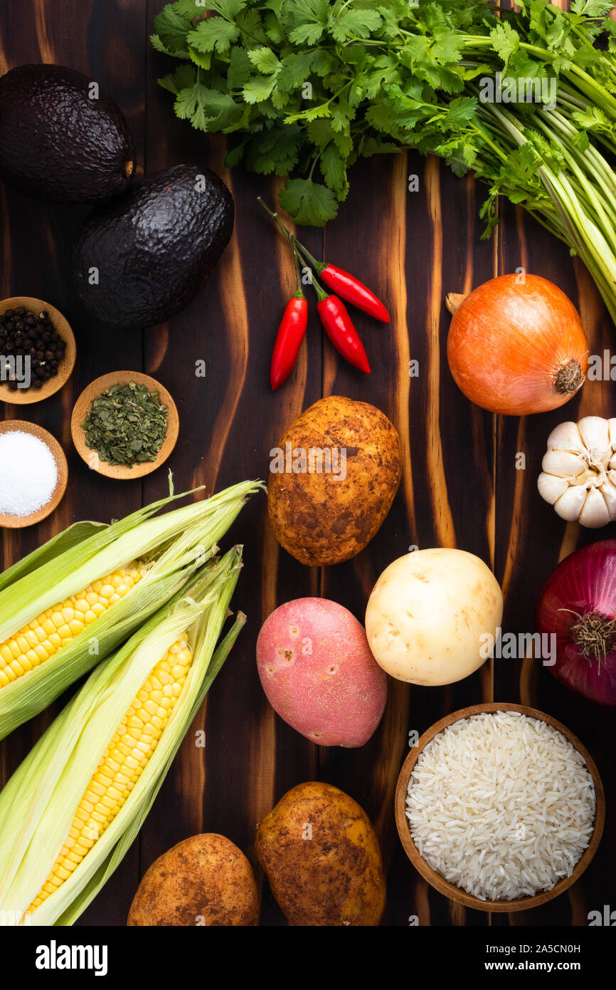 Obst und Gemüse auf einem hölzernen Tisch angezeigt. Stockfoto