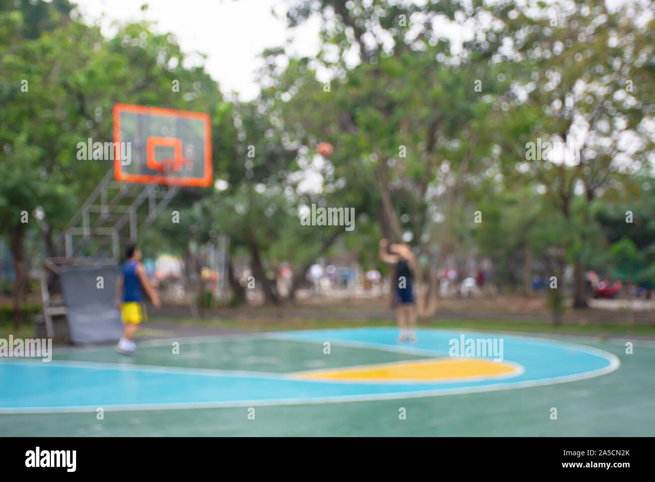 Unscharfes Bild teens Basketball spielen in den Morgen im Park, BangYai Nonthaburi in Thailand. Stockfoto