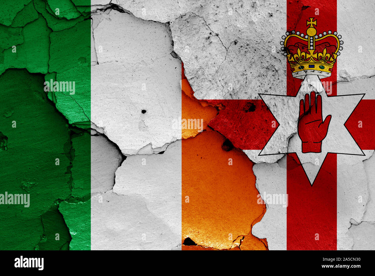 Flagge von Irland und Nordirland malte auf Risse an der Wand Stockfoto