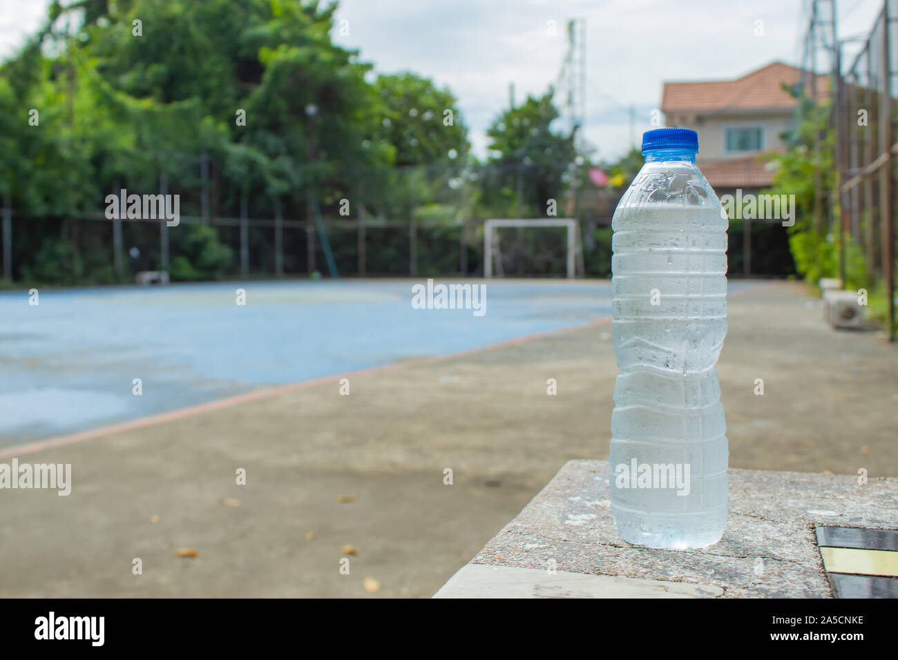 Kaltes Trinkwasser in Flaschen auf dem Tisch. In der Fußballplatz. Stockfoto