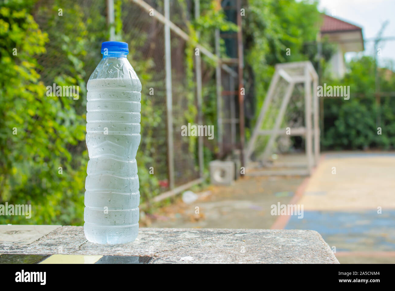 Kaltes Trinkwasser in Flaschen auf dem Tisch. In der Fußballplatz. Stockfoto
