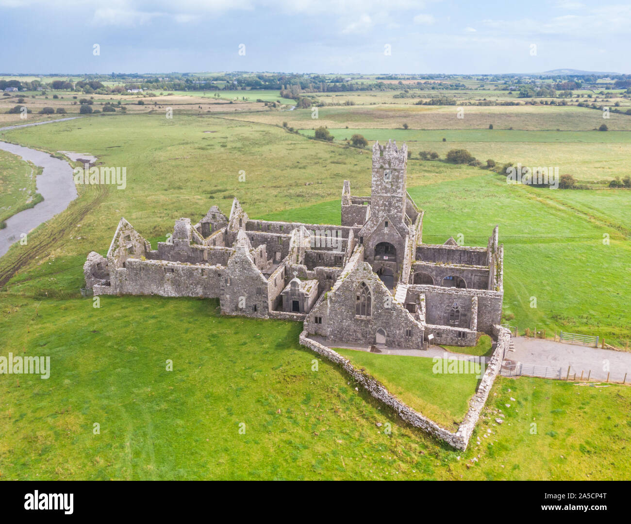 Ein Luftbild von Ross Errilly Friary, einer der am besten erhaltenen mittelalterlichen monastischen Websites in Irland. Es ist in der Nähe von Headford in der Grafschaft Galway. Stockfoto