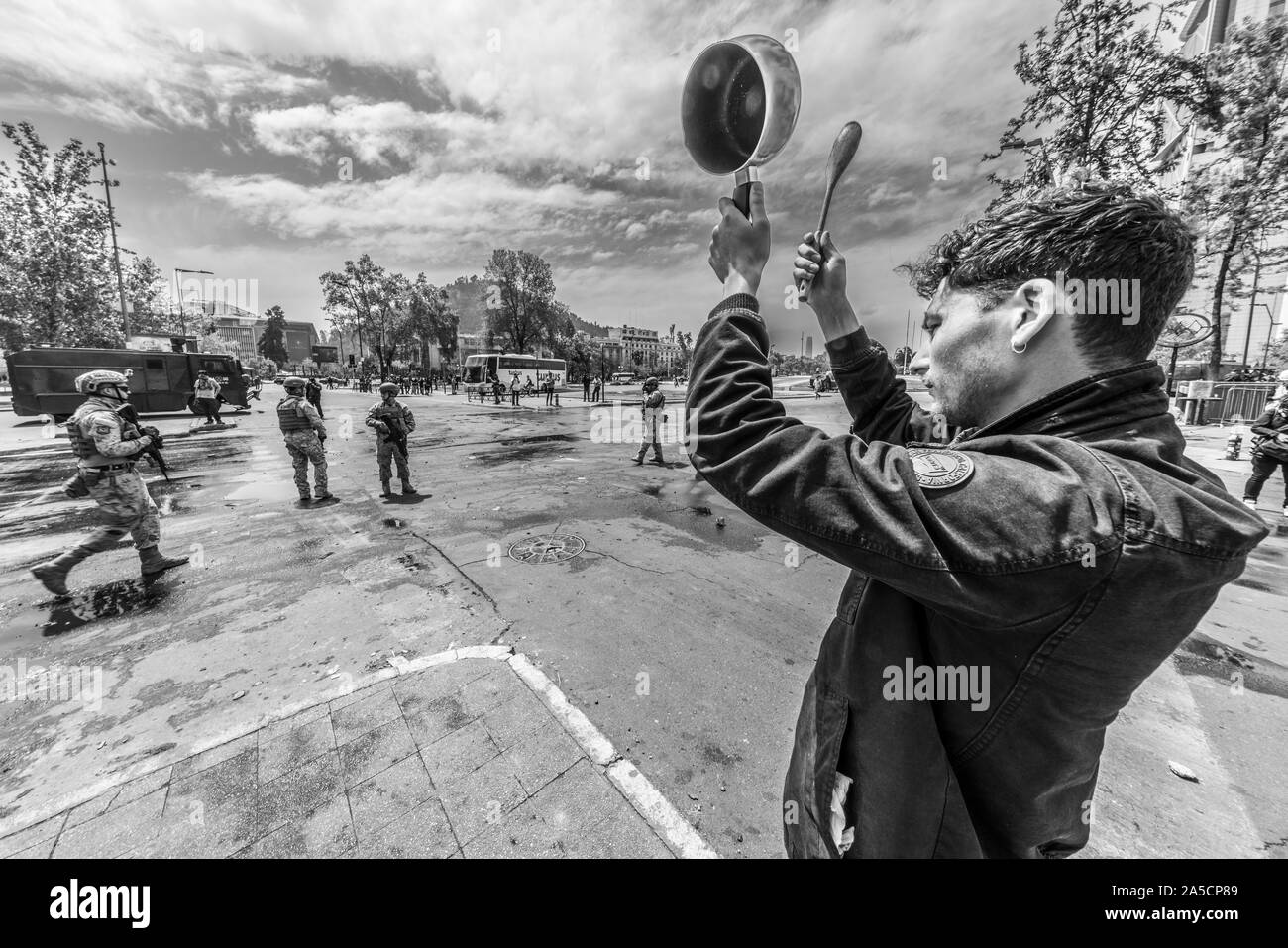 Auflauf und Menschen in Santiago. Die Armee ging er auf die Straße der Protest und Plünderungen zu lösen. Santiago de Chile 19/10/2019 Stockfoto