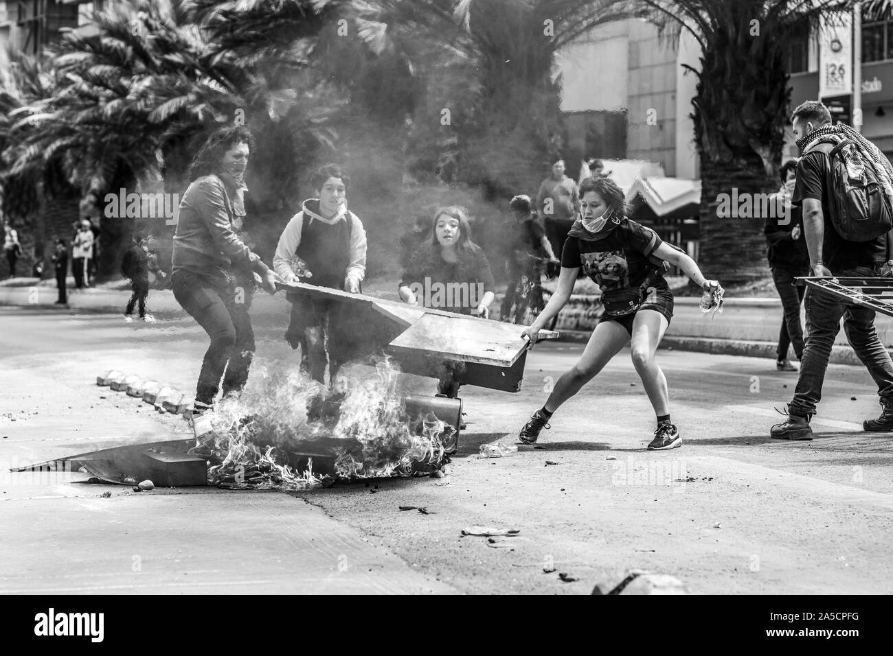 Menschen bereiten Barrikaden und brennen es auf Santiago Straßen während der Unruhen in Santiago de Chile Stadt 19/10/2019 Stockfoto