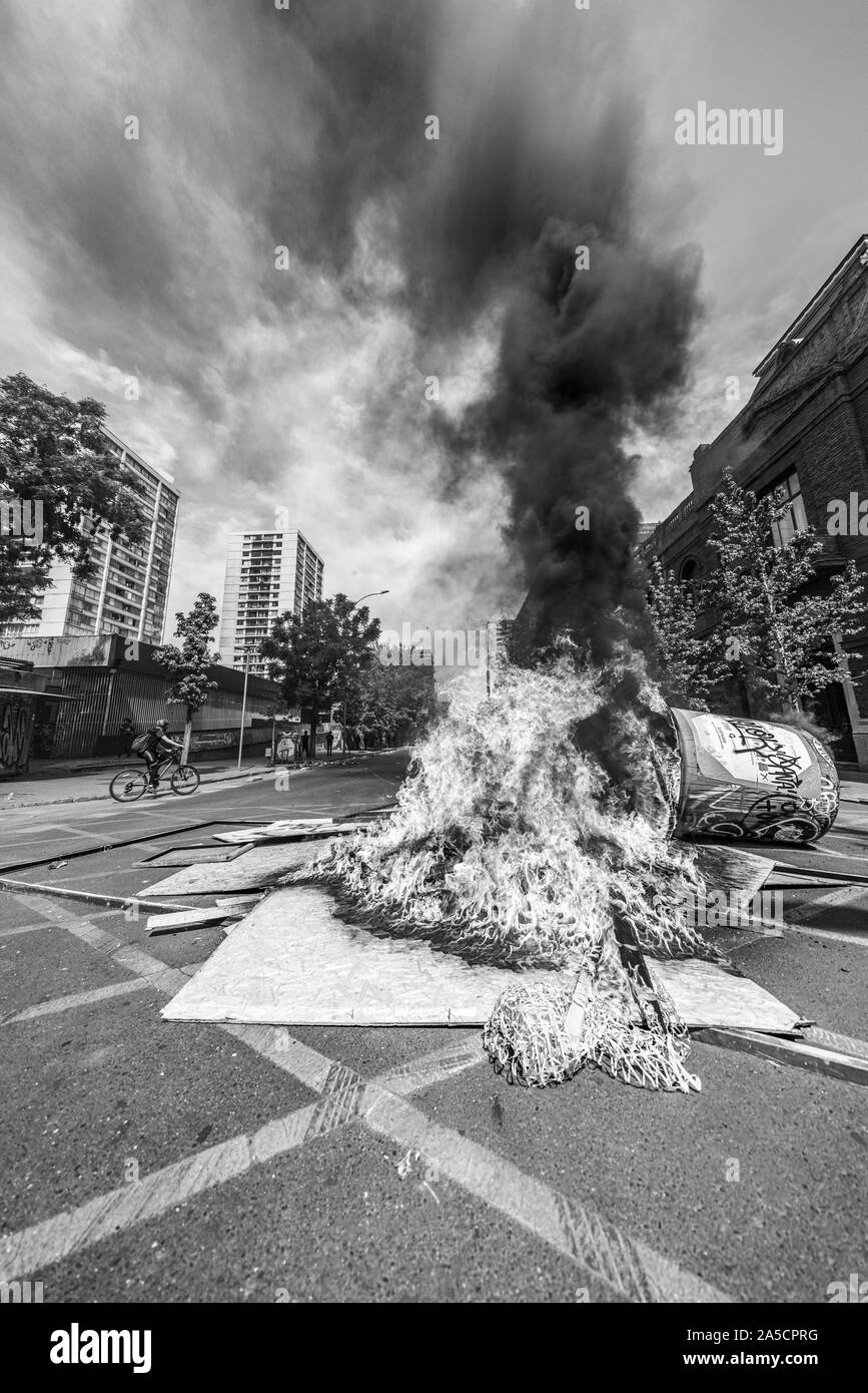 Menschen bereiten Barrikaden an Santiago Straßen während der Unruhen in Santiago de Chile Stadt, weil der Metro Preiserhöhung 19/10/2019 Stockfoto