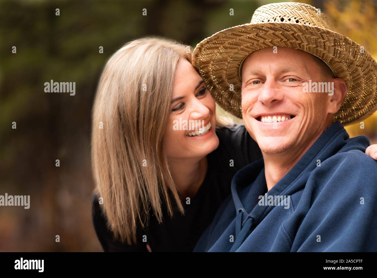 Nahaufnahme von einem glücklichen Paar mittleren Alters im Freien. Herbstfarben im Hintergrund. Stockfoto